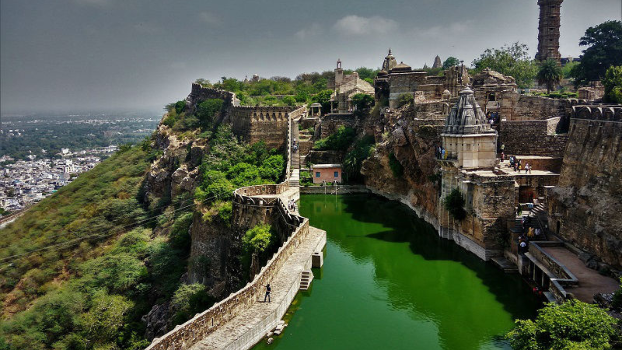 Chittorgarh taxi and tour service