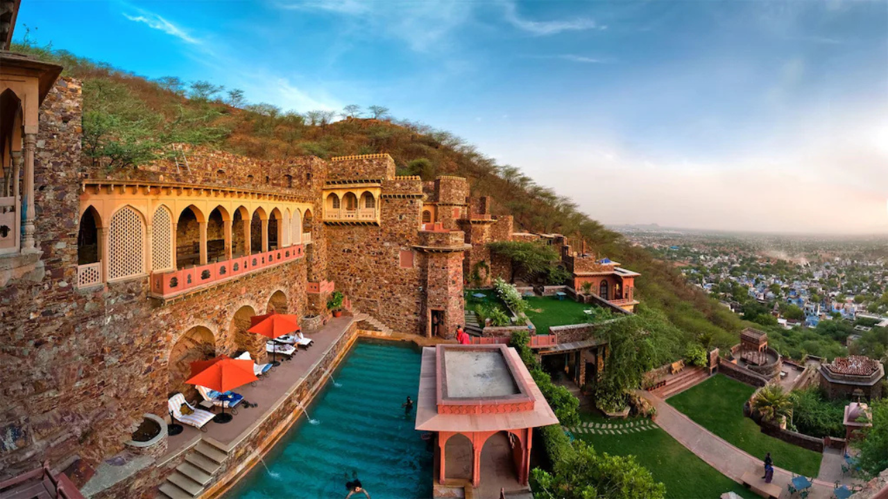 Neemrana taxi and tour service